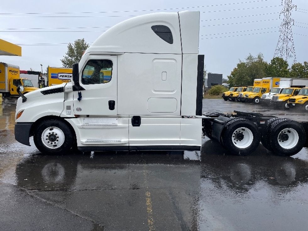 Sleeper Tractor-Heavy Duty Tractors-Freightliner-2022-T12664ST-Wilsonville-OR-584,982\n\t\tmiles-$ 69,250 - Image 4