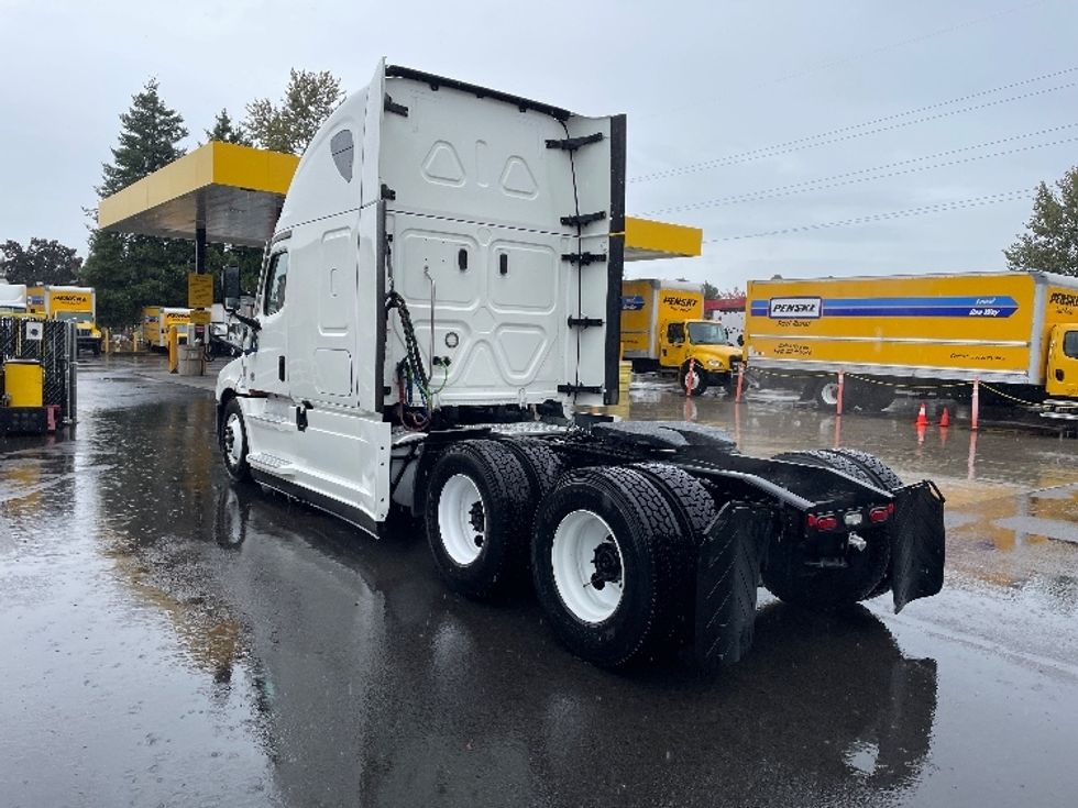 Sleeper Tractor-Heavy Duty Tractors-Freightliner-2022-T12664ST-Wilsonville-OR-584,982\n\t\tmiles-$ 69,250 - Image 5
