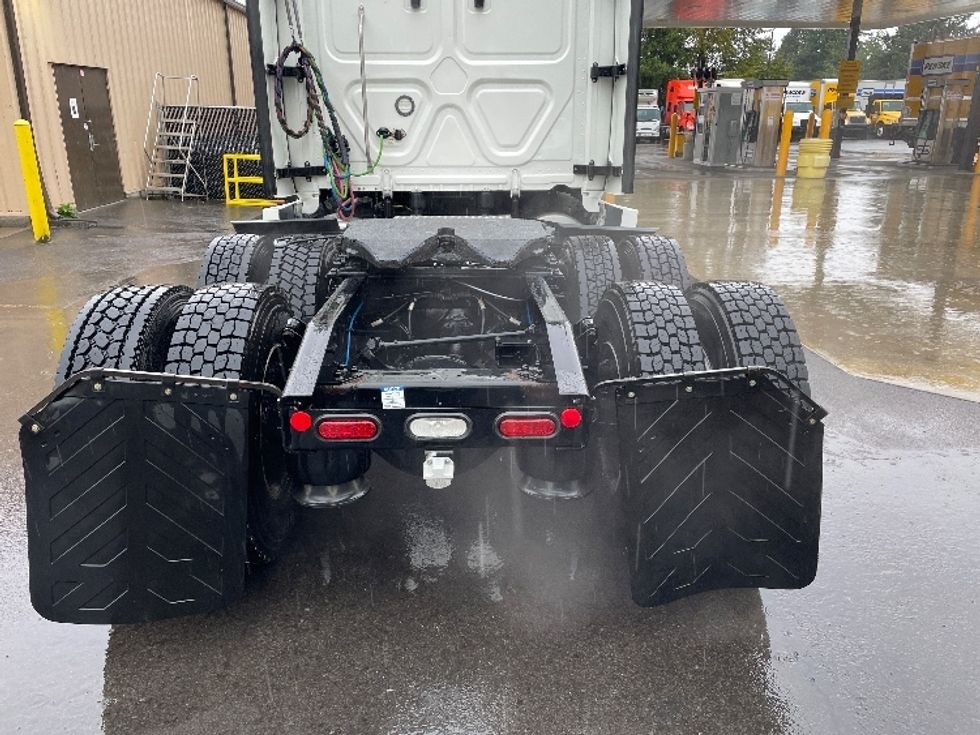 Sleeper Tractor-Heavy Duty Tractors-Freightliner-2022-T12664ST-Wilsonville-OR-584,982\n\t\tmiles-$ 69,250 - Image 6