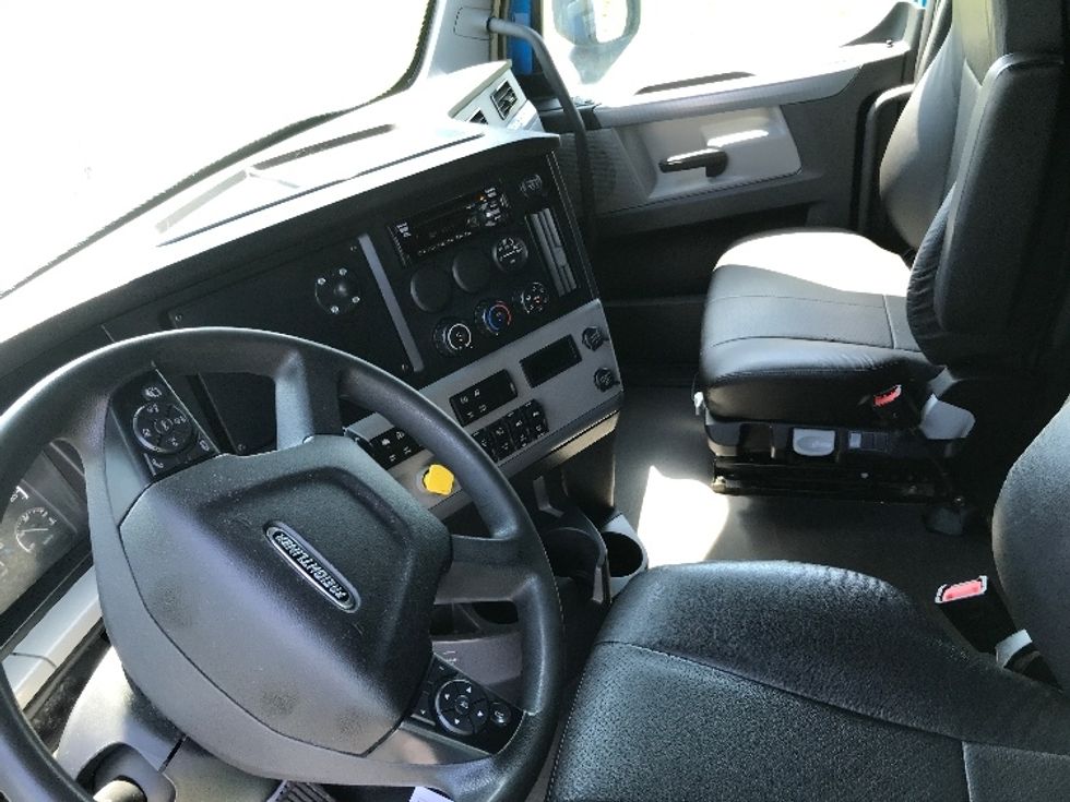 Sleeper Tractor-Heavy Duty Tractors-Freightliner-2022-T12664ST-Windsor-WI-230,675\n\t\tmiles-$ 91,500 - Image 10
