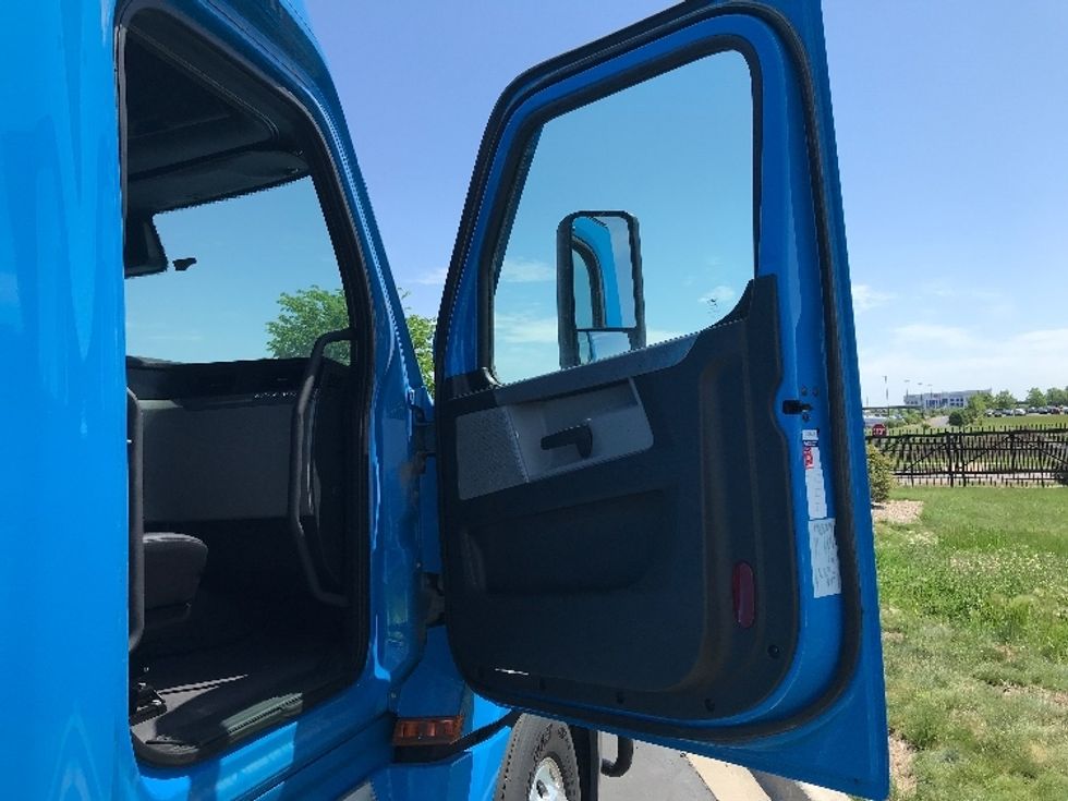 Sleeper Tractor-Heavy Duty Tractors-Freightliner-2022-T12664ST-Windsor-WI-230,675\n\t\tmiles-$ 91,500 - Image 13