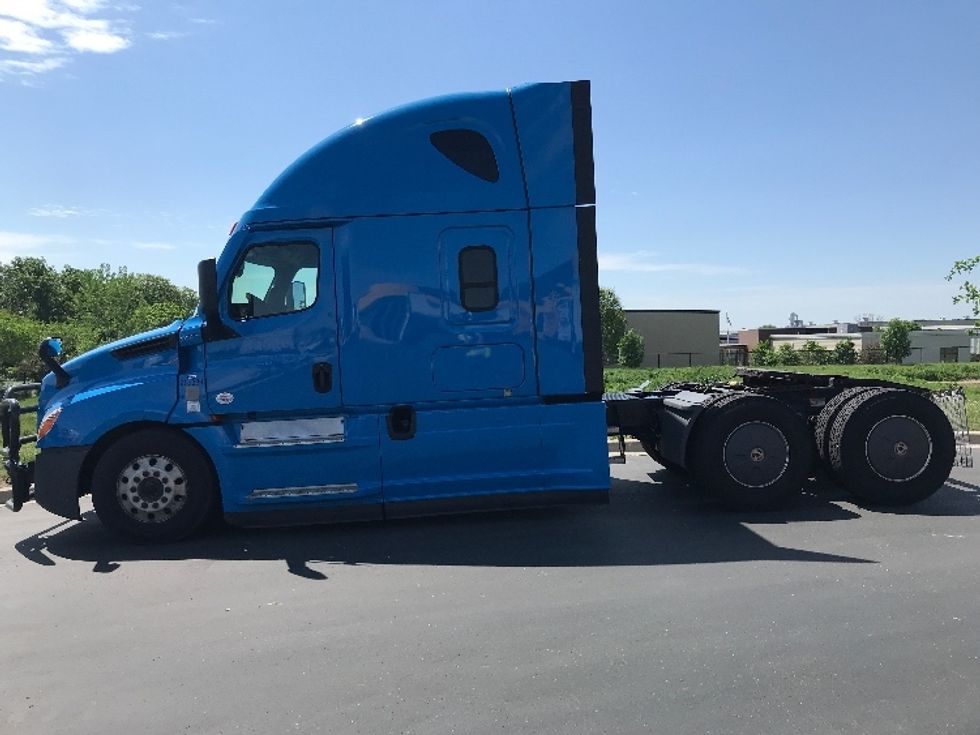 Sleeper Tractor-Heavy Duty Tractors-Freightliner-2022-T12664ST-Windsor-WI-230,675\n\t\tmiles-$ 91,500 - Image 4