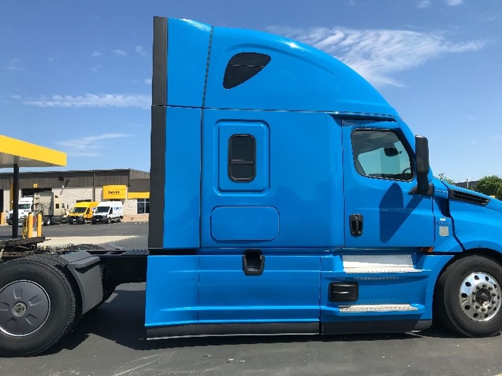 Sleeper Tractor-Heavy Duty Tractors-Freightliner-2022-T12664ST-Windsor-WI-230,675\n\t\tmiles-$ 91,500 - Image 8