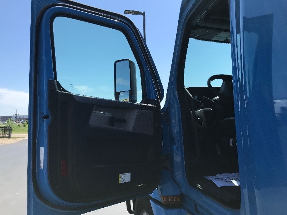 Sleeper Tractor-Heavy Duty Tractors-Freightliner-2022-T12664ST-Windsor-WI-230,675\n\t\tmiles-$ 91,500 - Image 9