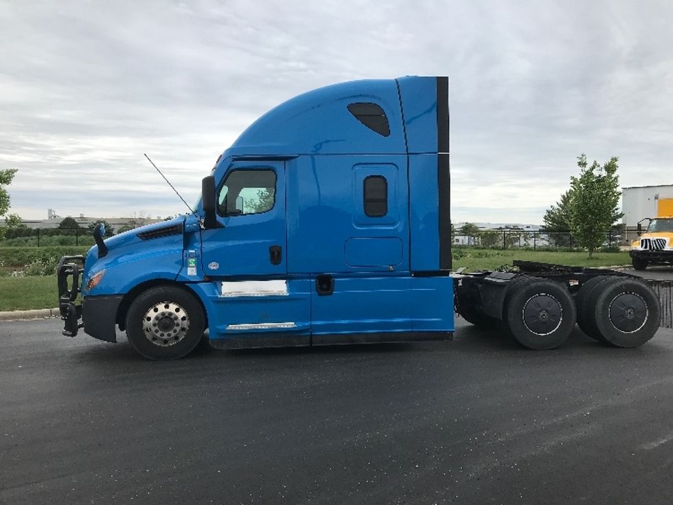 Sleeper Tractor-Heavy Duty Tractors-Freightliner-2022-T12664ST-Windsor-WI-255,988\n\t\tmiles-$ 89,750 - Image 4