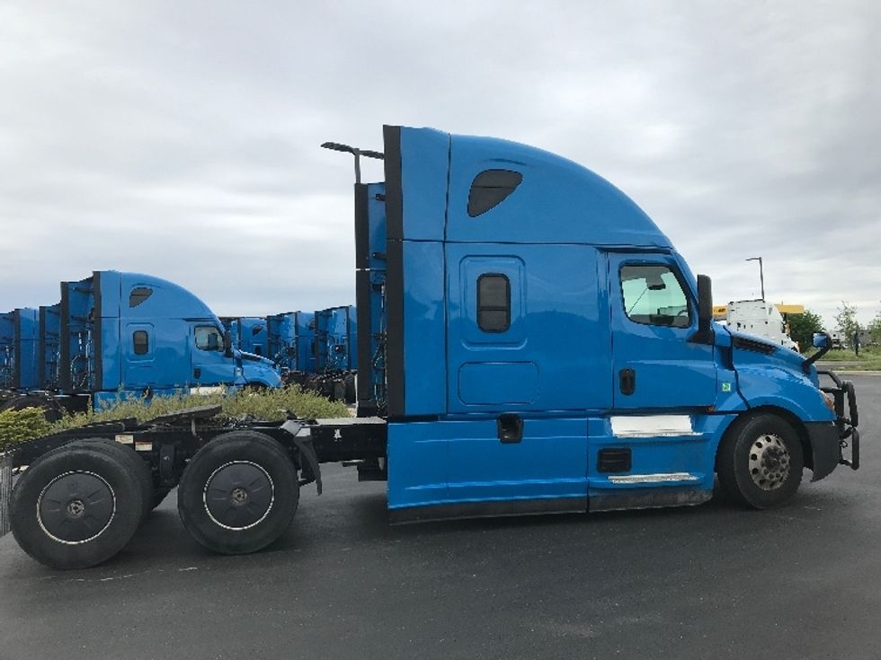 Sleeper Tractor-Heavy Duty Tractors-Freightliner-2022-T12664ST-Windsor-WI-255,988\n\t\tmiles-$ 89,750 - Image 8