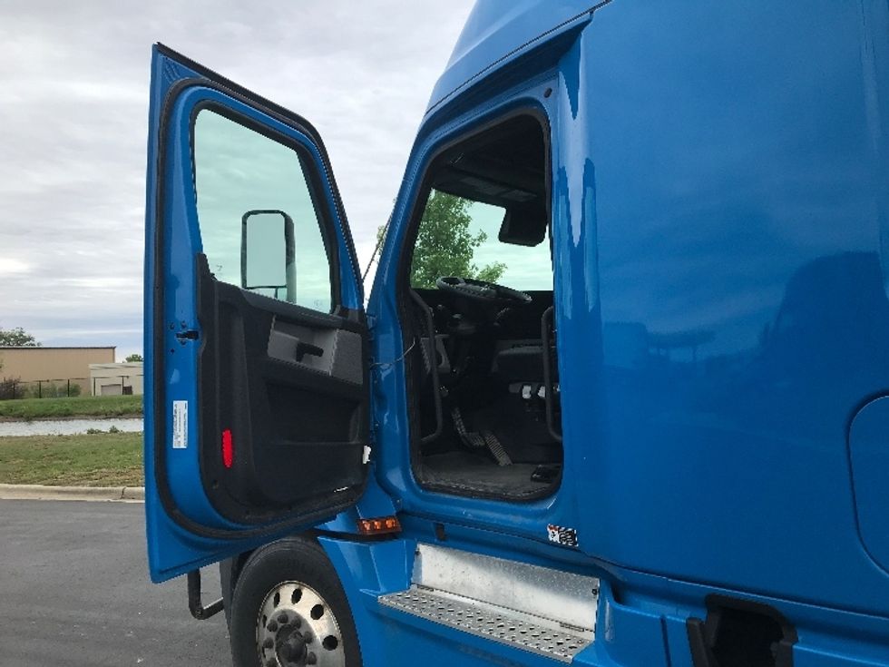 Sleeper Tractor-Heavy Duty Tractors-Freightliner-2022-T12664ST-Windsor-WI-255,988\n\t\tmiles-$ 89,750 - Image 9