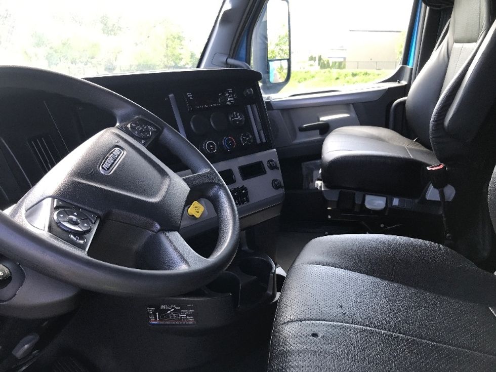 Sleeper Tractor-Heavy Duty Tractors-Freightliner-2022-T12664ST-Windsor-WI-303,645\n\t\tmiles-$ 86,250 - Image 10