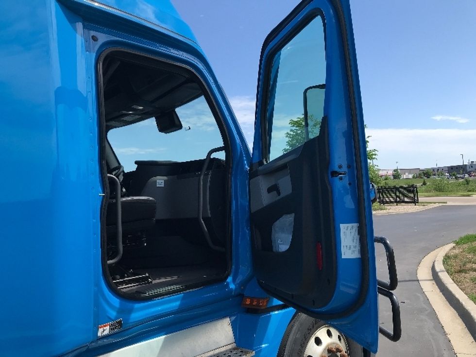 Sleeper Tractor-Heavy Duty Tractors-Freightliner-2022-T12664ST-Windsor-WI-303,645\n\t\tmiles-$ 86,250 - Image 13