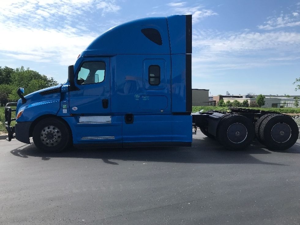 Sleeper Tractor-Heavy Duty Tractors-Freightliner-2022-T12664ST-Windsor-WI-303,645\n\t\tmiles-$ 86,250 - Image 4