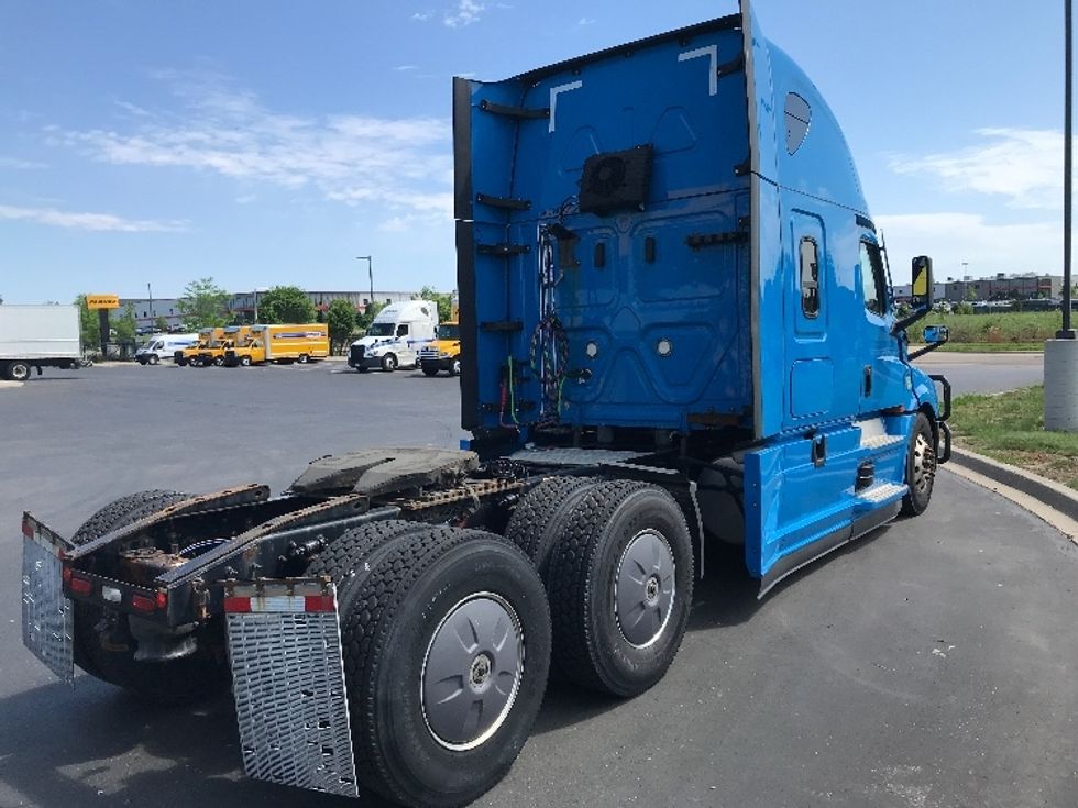 Sleeper Tractor-Heavy Duty Tractors-Freightliner-2022-T12664ST-Windsor-WI-303,645\n\t\tmiles-$ 86,250 - Image 7