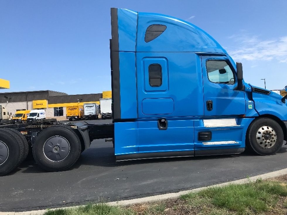 Sleeper Tractor-Heavy Duty Tractors-Freightliner-2022-T12664ST-Windsor-WI-303,645\n\t\tmiles-$ 86,250 - Image 8