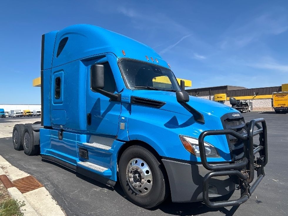 Sleeper Tractor-Heavy Duty Tractors-Freightliner-2022-T12664ST-Windsor-WI-359,270\n\t\tmiles-$ 85,250 - Image 1