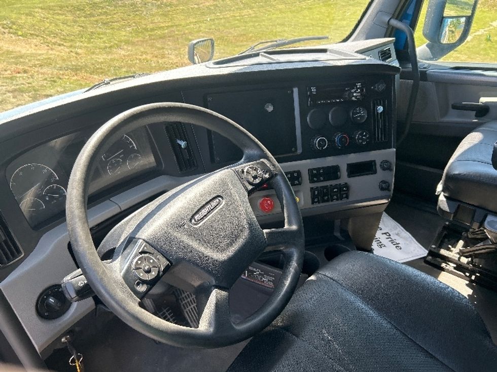 Sleeper Tractor-Heavy Duty Tractors-Freightliner-2022-T12664ST-Windsor-WI-359,270\n\t\tmiles-$ 85,250 - Image 10