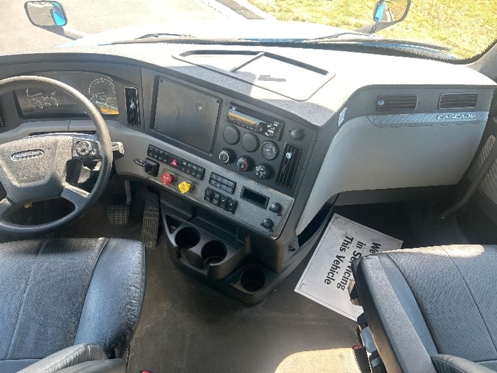 Sleeper Tractor-Heavy Duty Tractors-Freightliner-2022-T12664ST-Windsor-WI-359,270\n\t\tmiles-$ 85,250 - Image 12
