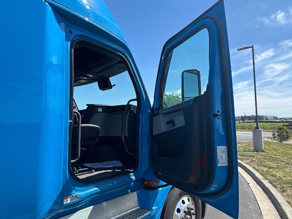 Sleeper Tractor-Heavy Duty Tractors-Freightliner-2022-T12664ST-Windsor-WI-359,270\n\t\tmiles-$ 85,250 - Image 13