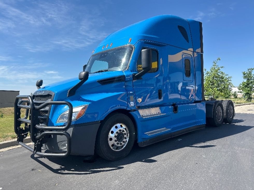 Sleeper Tractor-Heavy Duty Tractors-Freightliner-2022-T12664ST-Windsor-WI-359,270\n\t\tmiles-$ 85,250 - Image 3