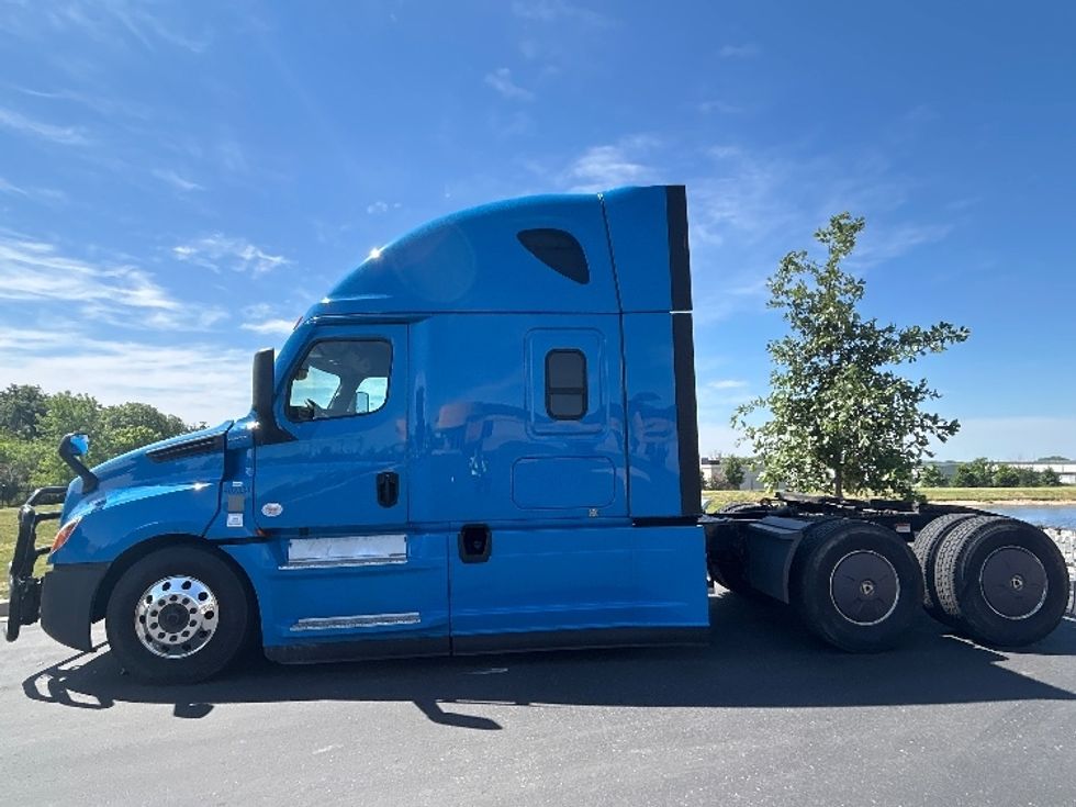 Sleeper Tractor-Heavy Duty Tractors-Freightliner-2022-T12664ST-Windsor-WI-359,270\n\t\tmiles-$ 85,250 - Image 4