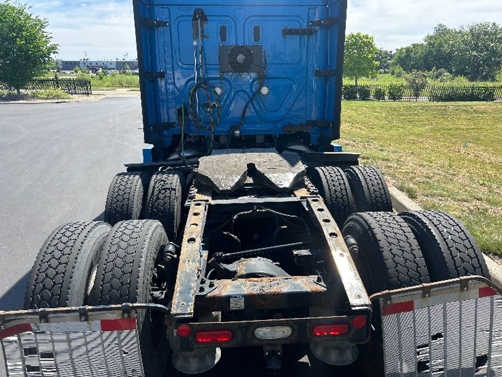Sleeper Tractor-Heavy Duty Tractors-Freightliner-2022-T12664ST-Windsor-WI-359,270\n\t\tmiles-$ 85,250 - Image 6