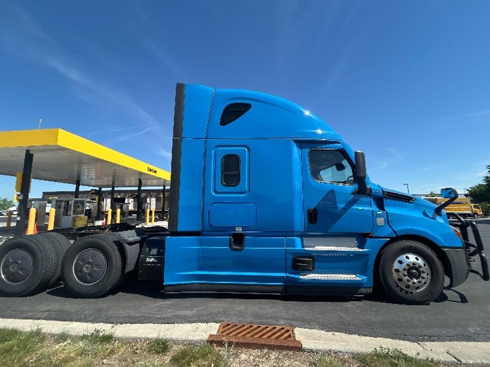 Sleeper Tractor-Heavy Duty Tractors-Freightliner-2022-T12664ST-Windsor-WI-359,270\n\t\tmiles-$ 85,250 - Image 8