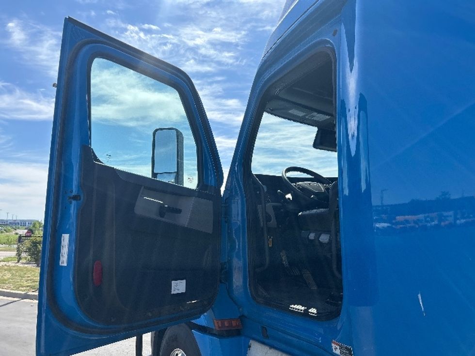 Sleeper Tractor-Heavy Duty Tractors-Freightliner-2022-T12664ST-Windsor-WI-359,270\n\t\tmiles-$ 85,250 - Image 9