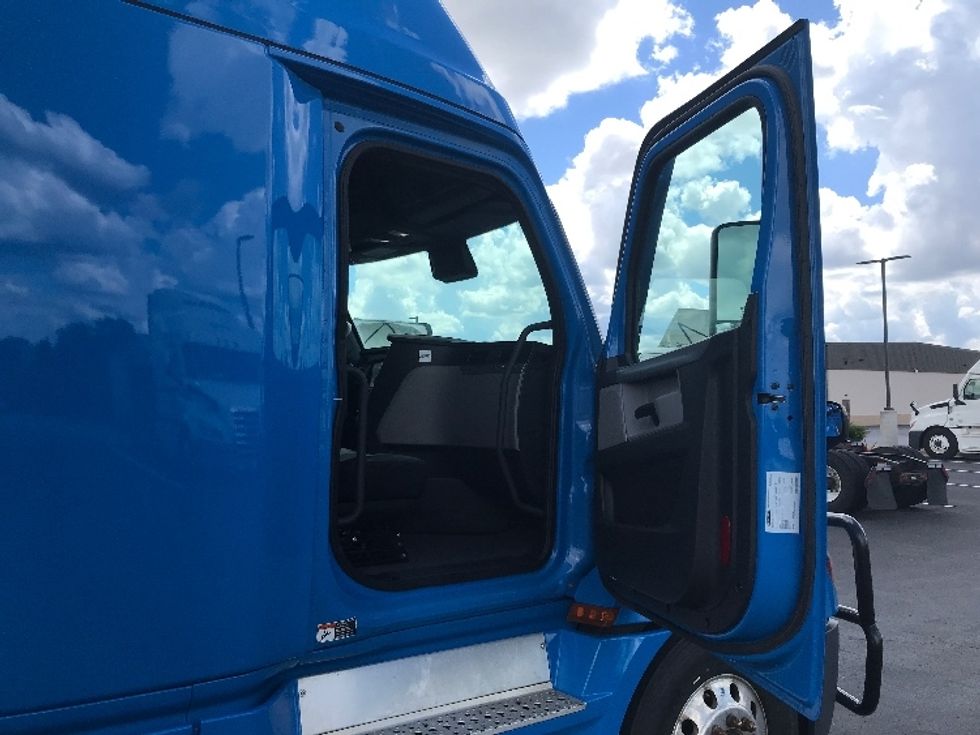 Sleeper Tractor-Heavy Duty Tractors-Freightliner-2022-T12664ST-Windsor-WI-361,449\n\t\tmiles-$ 86,500 - Image 13