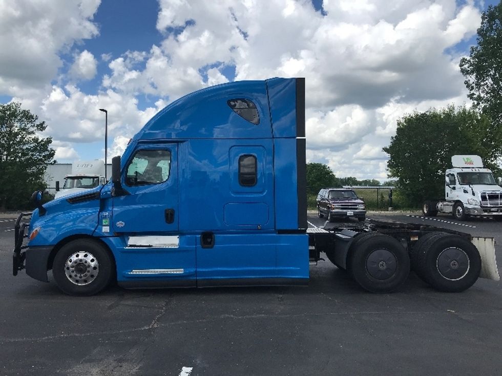 Sleeper Tractor-Heavy Duty Tractors-Freightliner-2022-T12664ST-Windsor-WI-361,449\n\t\tmiles-$ 86,500 - Image 4
