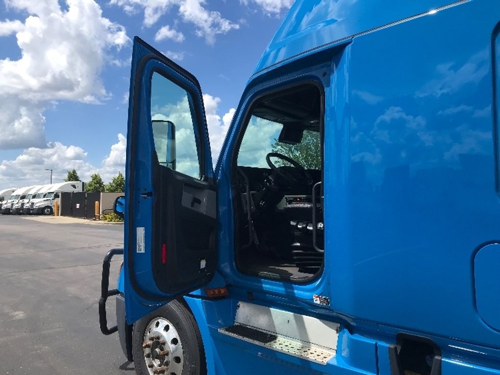 Sleeper Tractor-Heavy Duty Tractors-Freightliner-2022-T12664ST-Windsor-WI-361,449\n\t\tmiles-$ 86,500 - Image 9