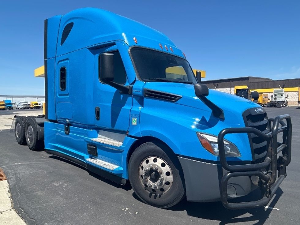 Sleeper Tractor-Heavy Duty Tractors-Freightliner-2022-T12664ST-Windsor-WI-474,178\n\t\tmiles-$ 70,750 - Image 1