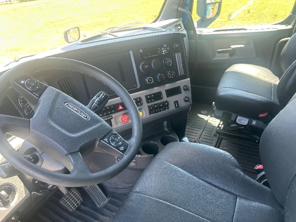 Sleeper Tractor-Heavy Duty Tractors-Freightliner-2022-T12664ST-Windsor-WI-474,178\n\t\tmiles-$ 70,750 - Image 10