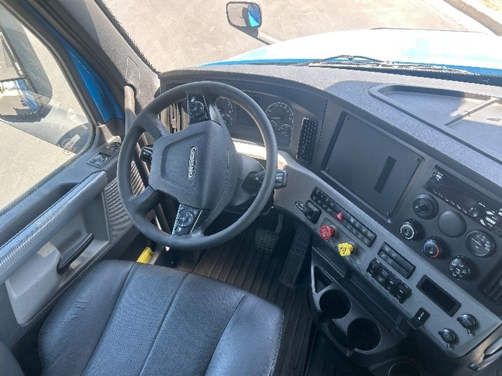 Sleeper Tractor-Heavy Duty Tractors-Freightliner-2022-T12664ST-Windsor-WI-474,178\n\t\tmiles-$ 70,750 - Image 11