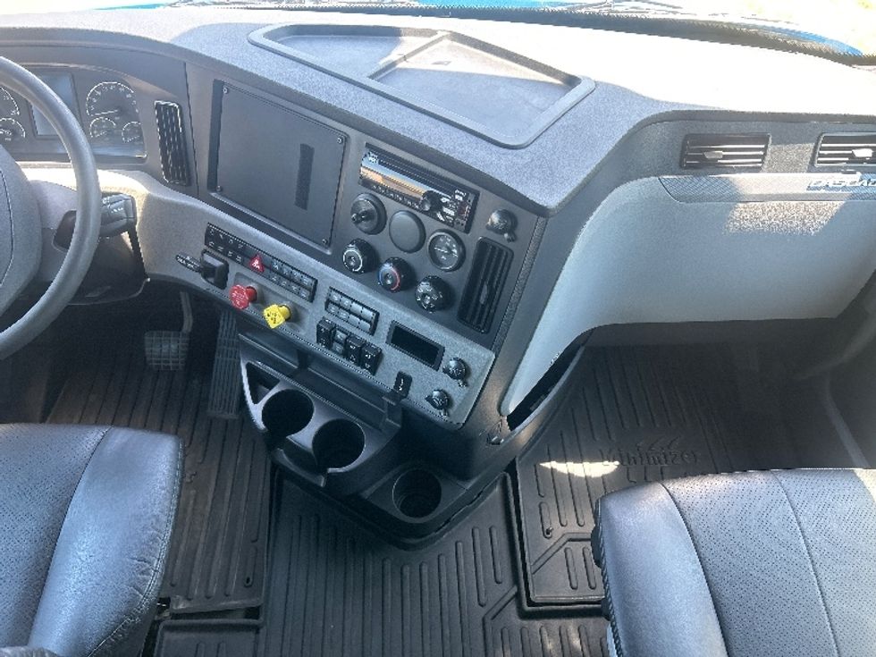 Sleeper Tractor-Heavy Duty Tractors-Freightliner-2022-T12664ST-Windsor-WI-474,178\n\t\tmiles-$ 70,750 - Image 12
