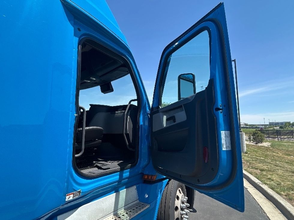 Sleeper Tractor-Heavy Duty Tractors-Freightliner-2022-T12664ST-Windsor-WI-474,178\n\t\tmiles-$ 70,750 - Image 13