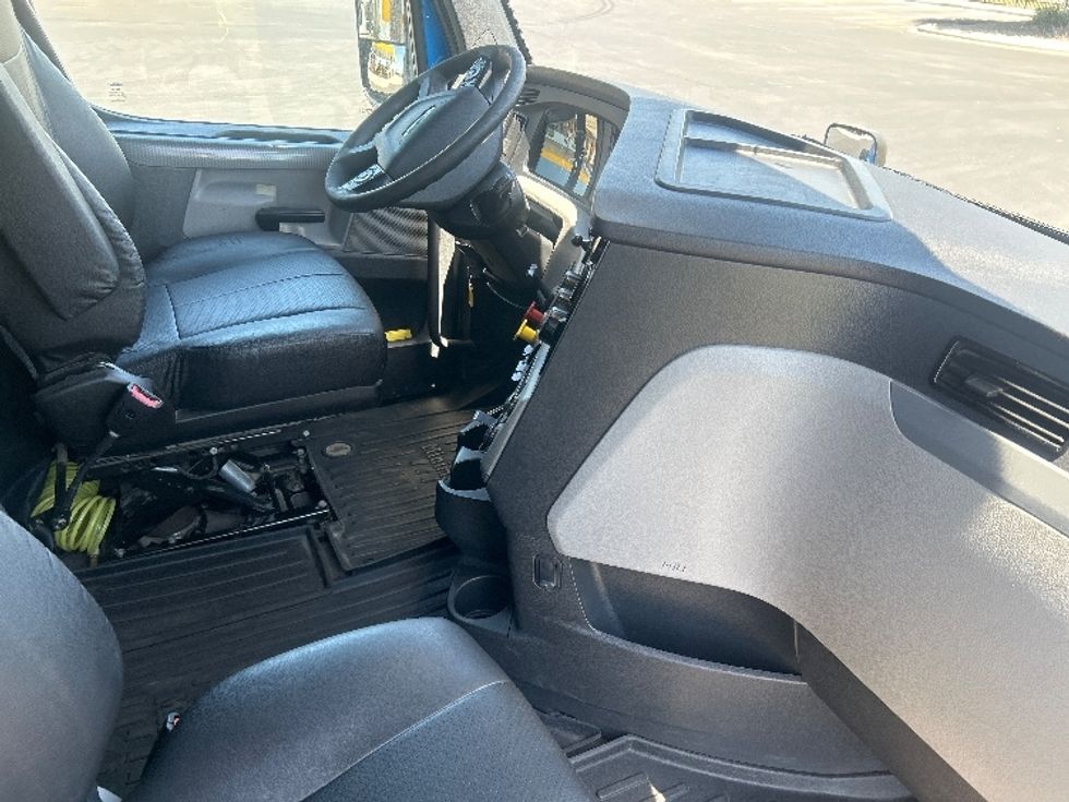 Sleeper Tractor-Heavy Duty Tractors-Freightliner-2022-T12664ST-Windsor-WI-474,178\n\t\tmiles-$ 70,750 - Image 16