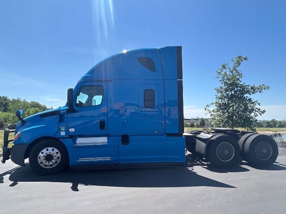 Sleeper Tractor-Heavy Duty Tractors-Freightliner-2022-T12664ST-Windsor-WI-474,178\n\t\tmiles-$ 70,750 - Image 4