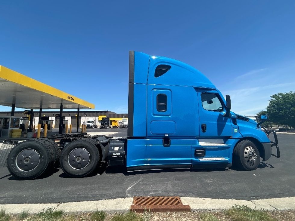 Sleeper Tractor-Heavy Duty Tractors-Freightliner-2022-T12664ST-Windsor-WI-474,178\n\t\tmiles-$ 70,750 - Image 8
