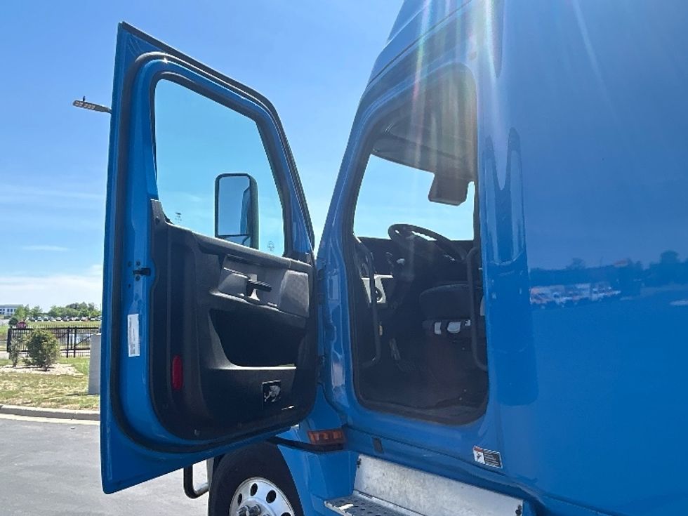 Sleeper Tractor-Heavy Duty Tractors-Freightliner-2022-T12664ST-Windsor-WI-474,178\n\t\tmiles-$ 70,750 - Image 9