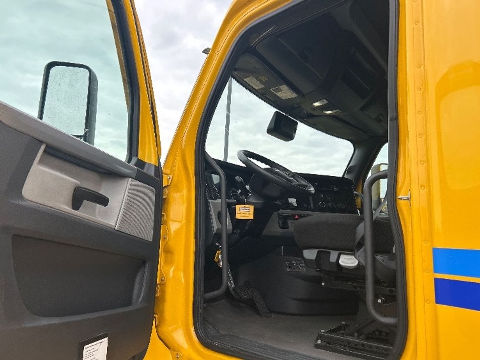 Sleeper Tractor-Heavy Duty Tractors-Freightliner-2022-T12664ST-Windsor-WI-521,201\n\t\tmiles-$ 61,750 - Image 9