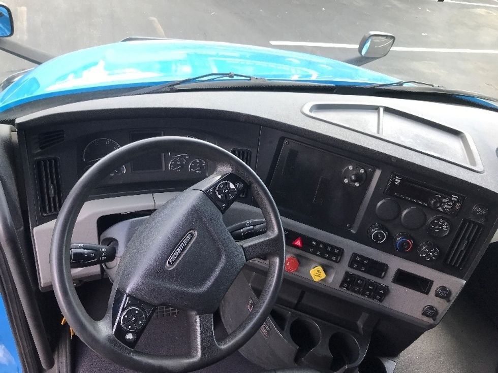 Sleeper Tractor-Heavy Duty Tractors-Freightliner-2022-T12664ST-Windsor-WI-541,191\n\t\tmiles-$ 68,500 - Image 11