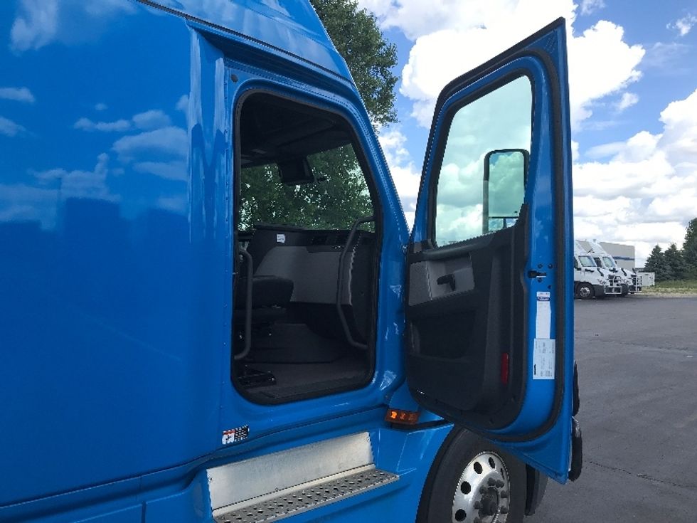 Sleeper Tractor-Heavy Duty Tractors-Freightliner-2022-T12664ST-Windsor-WI-541,191\n\t\tmiles-$ 68,500 - Image 13