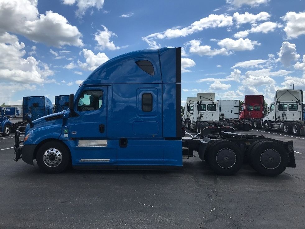 Sleeper Tractor-Heavy Duty Tractors-Freightliner-2022-T12664ST-Windsor-WI-541,191\n\t\tmiles-$ 68,500 - Image 4