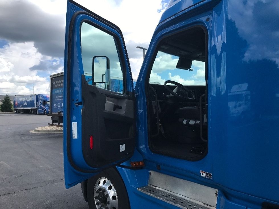Sleeper Tractor-Heavy Duty Tractors-Freightliner-2022-T12664ST-Windsor-WI-541,191\n\t\tmiles-$ 68,500 - Image 9