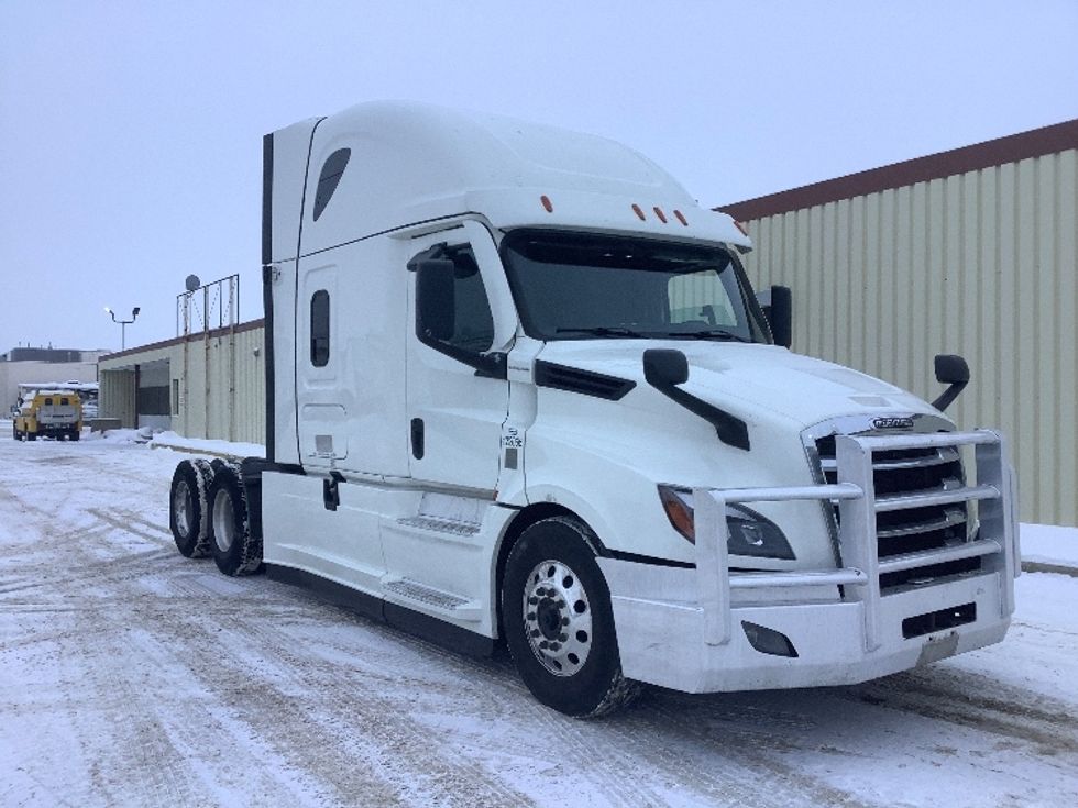 Sleeper Tractor-Heavy Duty Tractors-Freightliner-2022-T12664ST-Winnipeg-MB-813,506\n\t\tkm-$ 82,750 - Image 1