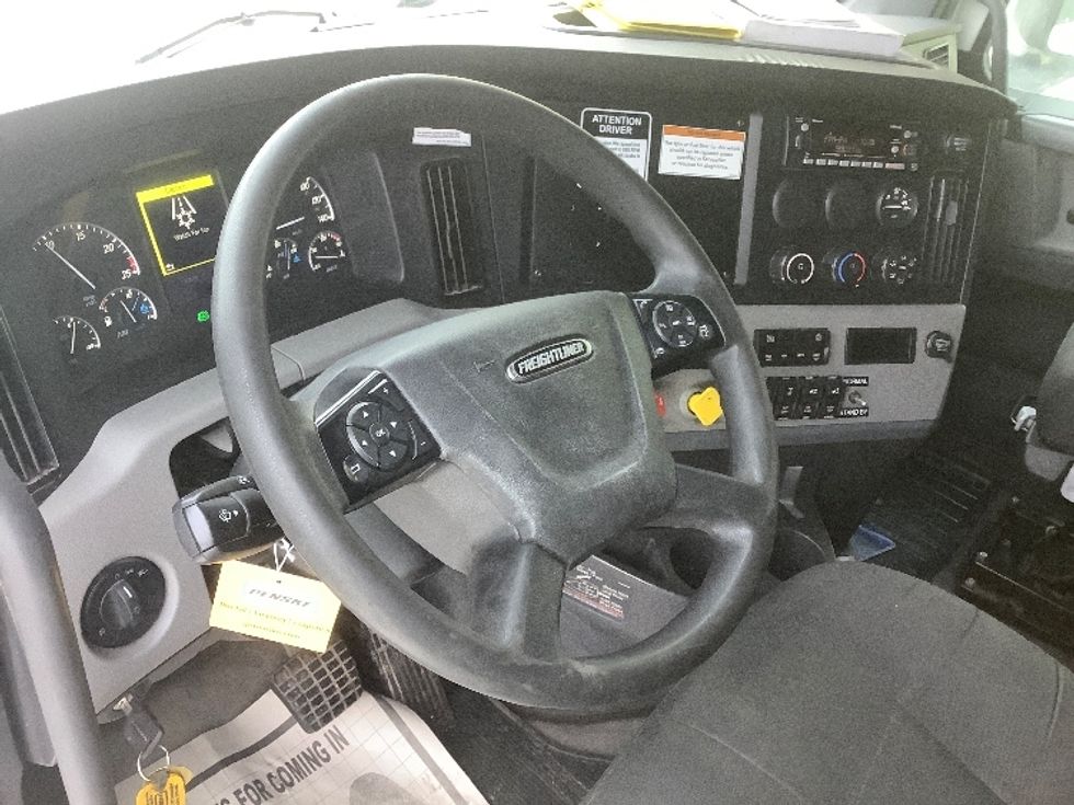 Sleeper Tractor-Heavy Duty Tractors-Freightliner-2022-T12664ST-Winnipeg-MB-813,506\n\t\tkm-$ 82,750 - Image 10