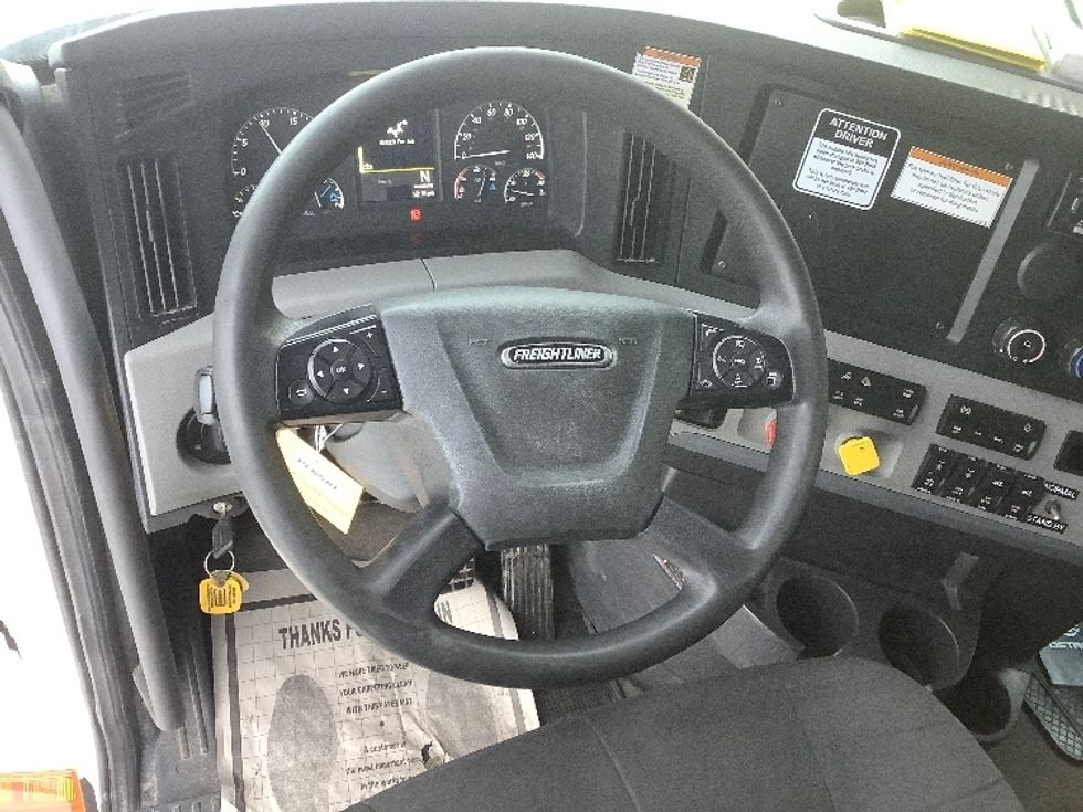 Sleeper Tractor-Heavy Duty Tractors-Freightliner-2022-T12664ST-Winnipeg-MB-813,506\n\t\tkm-$ 82,750 - Image 11