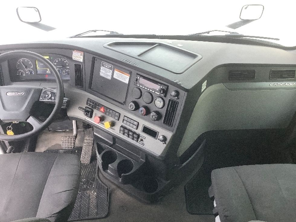 Sleeper Tractor-Heavy Duty Tractors-Freightliner-2022-T12664ST-Winnipeg-MB-813,506\n\t\tkm-$ 82,750 - Image 12