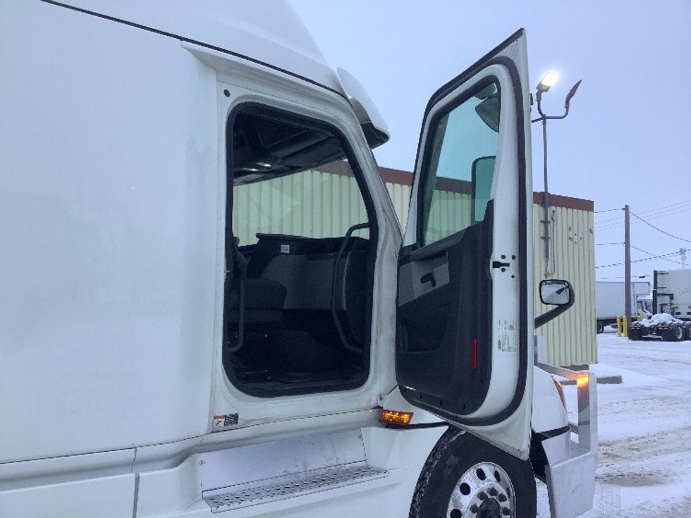 Sleeper Tractor-Heavy Duty Tractors-Freightliner-2022-T12664ST-Winnipeg-MB-813,506\n\t\tkm-$ 82,750 - Image 13