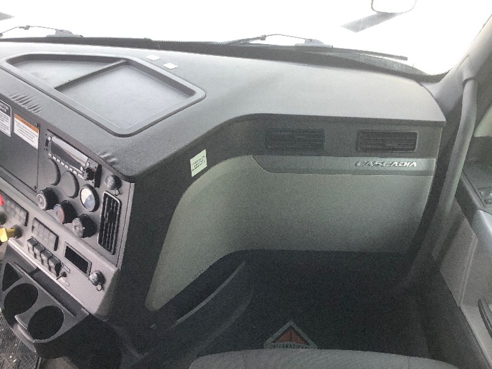 Sleeper Tractor-Heavy Duty Tractors-Freightliner-2022-T12664ST-Winnipeg-MB-813,506\n\t\tkm-$ 82,750 - Image 14