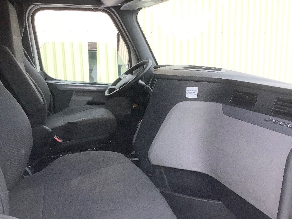 Sleeper Tractor-Heavy Duty Tractors-Freightliner-2022-T12664ST-Winnipeg-MB-813,506\n\t\tkm-$ 82,750 - Image 15