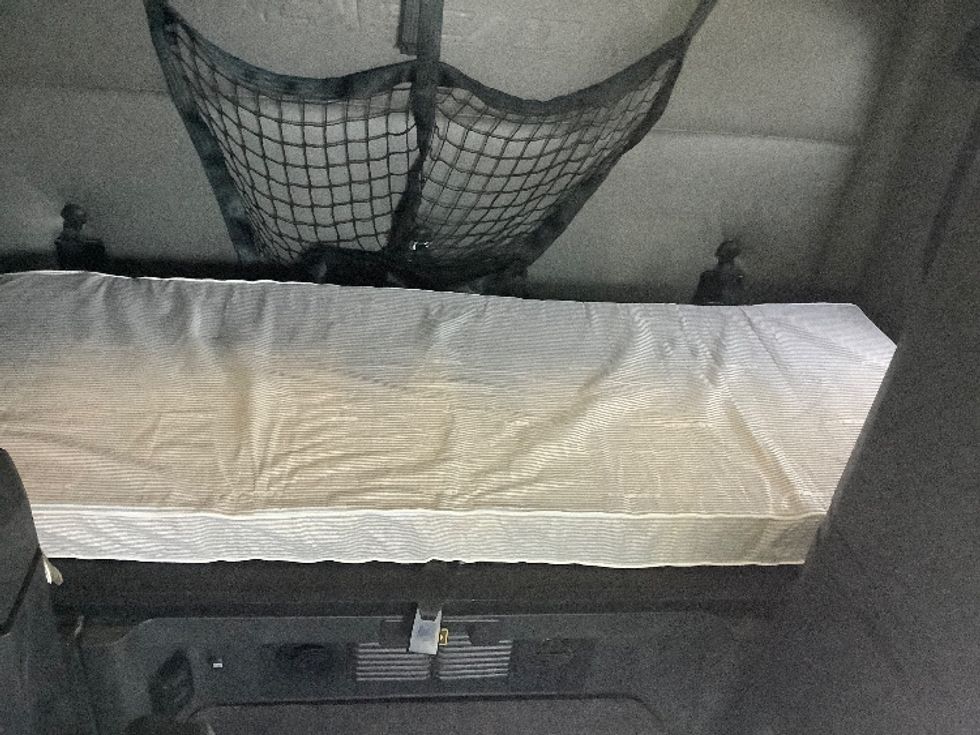 Sleeper Tractor-Heavy Duty Tractors-Freightliner-2022-T12664ST-Winnipeg-MB-813,506\n\t\tkm-$ 82,750 - Image 16